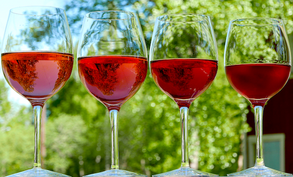 glas med rosévin på rad utomhus på sommaren