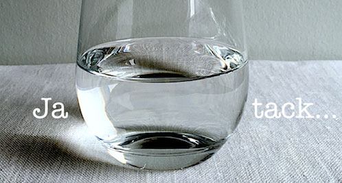 ett glas vatten med texten: Ja tack 