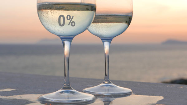 Glas med alkoholfritt mousserande vin märkt med 0%
