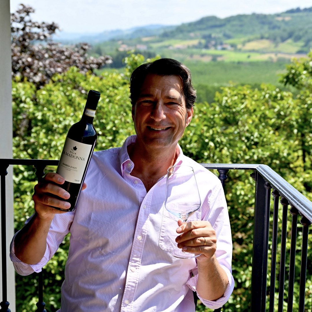 en flaska italienskt vin med piemonte i bakgrunden