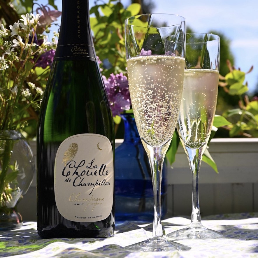 Glas med champagne i trädgården
