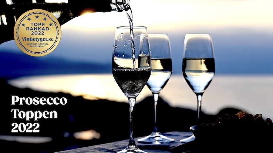 glas som fylls på med prosecco, havet i bakgrunden