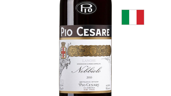 Närbild av det italienska vinet Langhe Nebbiolo Pio Cesare