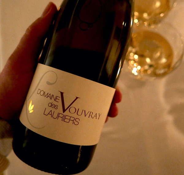 Närbild på det franska vita vinet Vouvray Domaine Des Lauriers Chenin blanc
