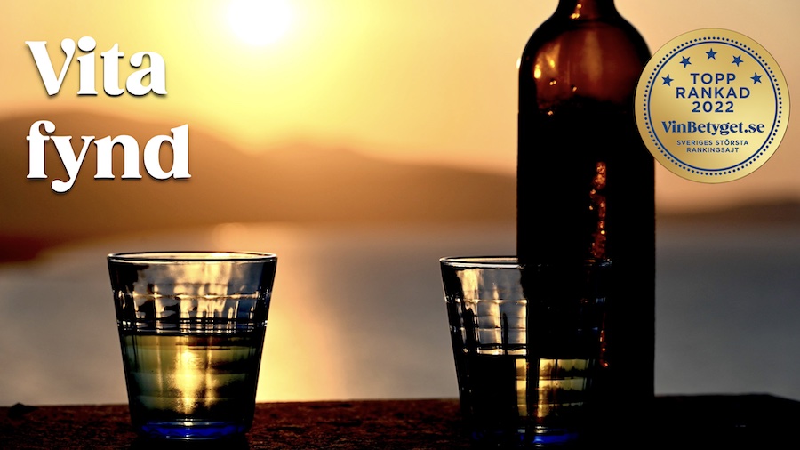 Vitt vin i glas- i solnedgången med havet